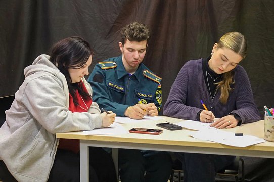 Партия «Единая Россия» формирует гражданское самосознание: диктант о традициях и истории страны в Молодёжном центре «Подсолнух»