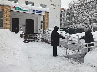Единороссы Солнечногорска проверили доступность больницы в поселке Ржавки  
