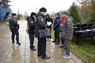 Пятерых мигрантов выселят из страны после проверки ремонтируемого военкомата