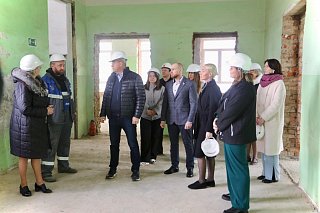 Партийцы Солнечногорска провели мониторинг капремонта Поваровской СОШ