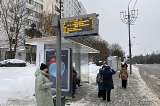 На остановке «Панфиловский проспект» закреплено электронное табло