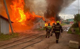 В подмосковной деревне загорелись деревянные постройки