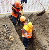 Земляные работы для обустройства котлованов ведут вблизи главного коллектора в Солнечногорске