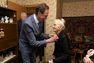 Префект Зеленограда Анатолий Смирнов наградил ветерана Великой Отечественной войны