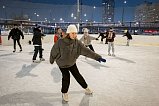 На катках Зеленограда бесплатно обучают кататься на коньках