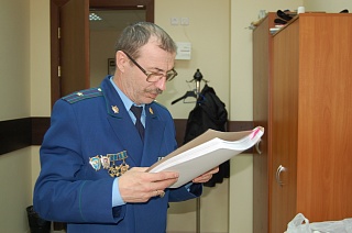 От кого зависит государственный обвинитель?