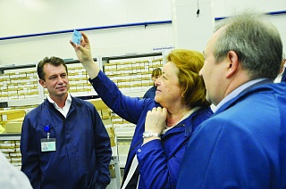 Сенатор Зинаида Драгункина побывала на "Микроне"