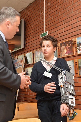  Робот, сотворенный из LEGO