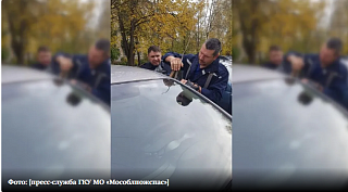Подмосковные спасатели освободили пятимесячного ребенка из запертого автомобиля