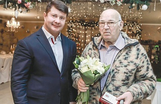 Владимир Слепцов вручил памятные знаки шести блокадникам Ленинграда