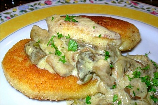 Картофельные котлеты с грибным соусом
