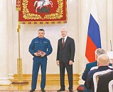 Мэр наградил отважного зеленоградца