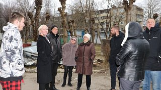 Единороссы Солнечногорска проверили ход капитального ремонта фасада МКД 